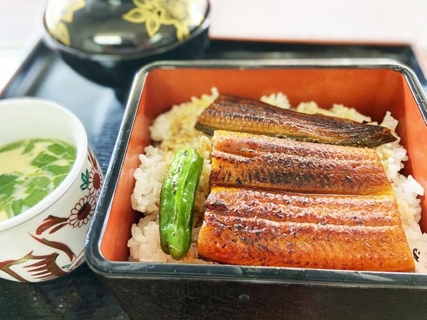 茶碗蒸しと、重箱に入ったうな重のセット