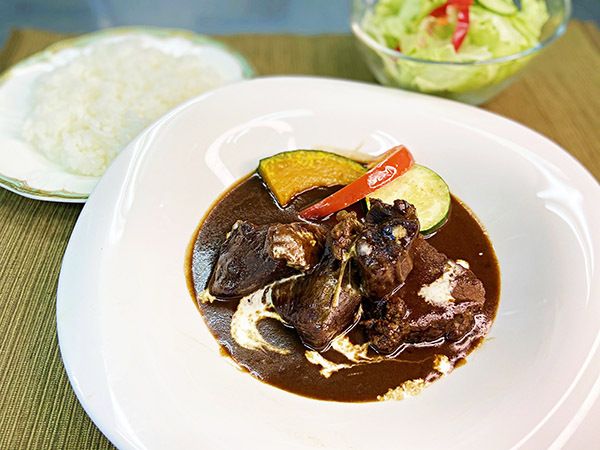 かぼちゃや茄子を添えたビーフシチューとライスとサラダのセット