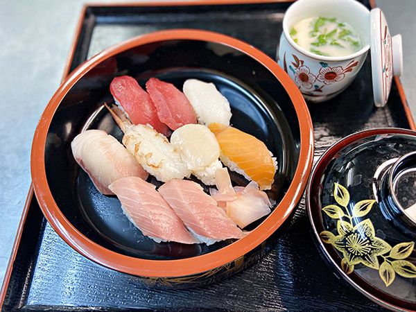 まぐろやサーモンなどの握り寿司と茶碗蒸しのセット