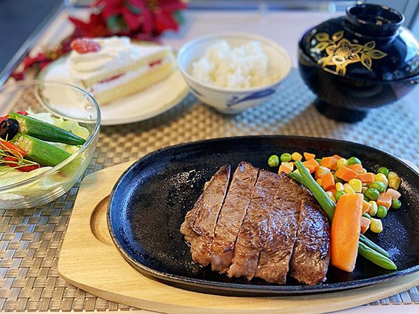 ステーキとオクラのサラダ、ライスとスープ、ショートケーキの付いた特別食
