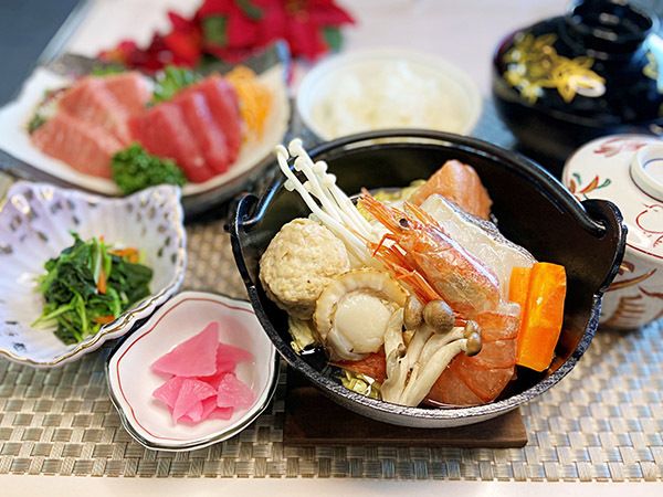 海老やホタテの魚介の鍋と、刺身の盛り合わせのセット