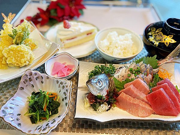 デザートにショートケーキが付いた、刺身の盛り合わせと天ぷらの盛り合わせのセット