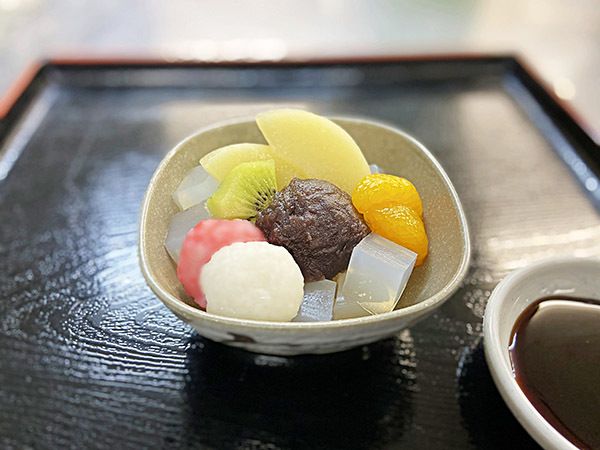 フルーツと寒天の入ったあんみつ