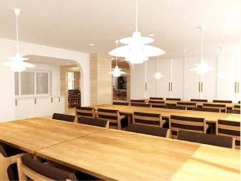 ペンダント照明が設置された食堂