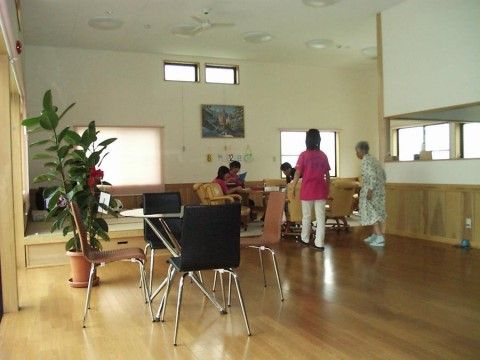 窓が多く設置され、自然光を室内に取り込めるように造られたリビング