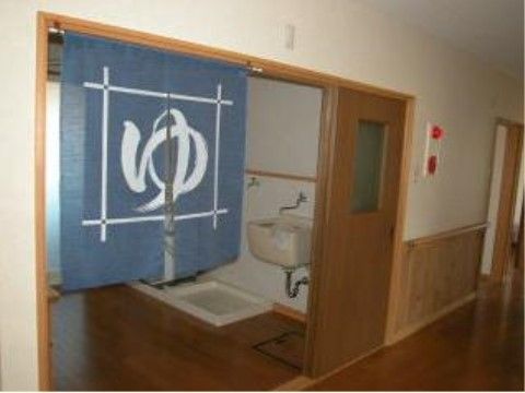 お風呂の脱衣所は、広々とした空間となっているので、ゆったりとお使いいただける。出入り口に段差が無いので、安全である。