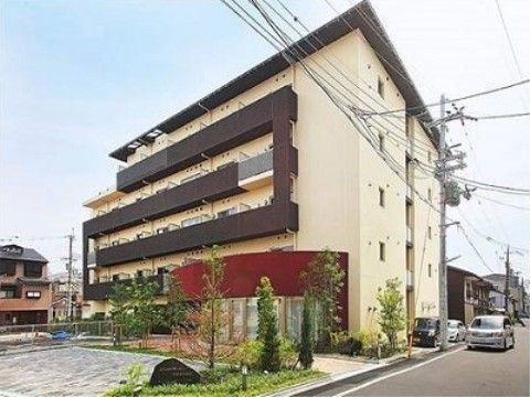 「メディカルグランメゾン京都五条御前」の外観。周辺に緑を配したオシャレな建物です。