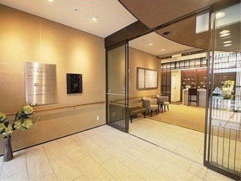 「メディカルグランメゾン京都五条御前」の受付カウンター。バリアフリー構造の玄関口。