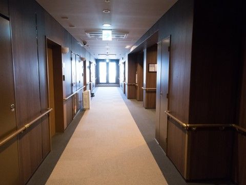 「メディカルグランメゾン京都五条御前」の共用廊下。歩行を補助する手すりを設けてる。