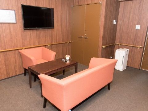 「メディカルグランメゾン京都五条御前」の談話スペース。ご入居者様同士の憩いの場として利用できる。