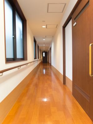広く明るい廊下