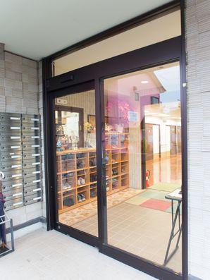 玄関の大きなドア