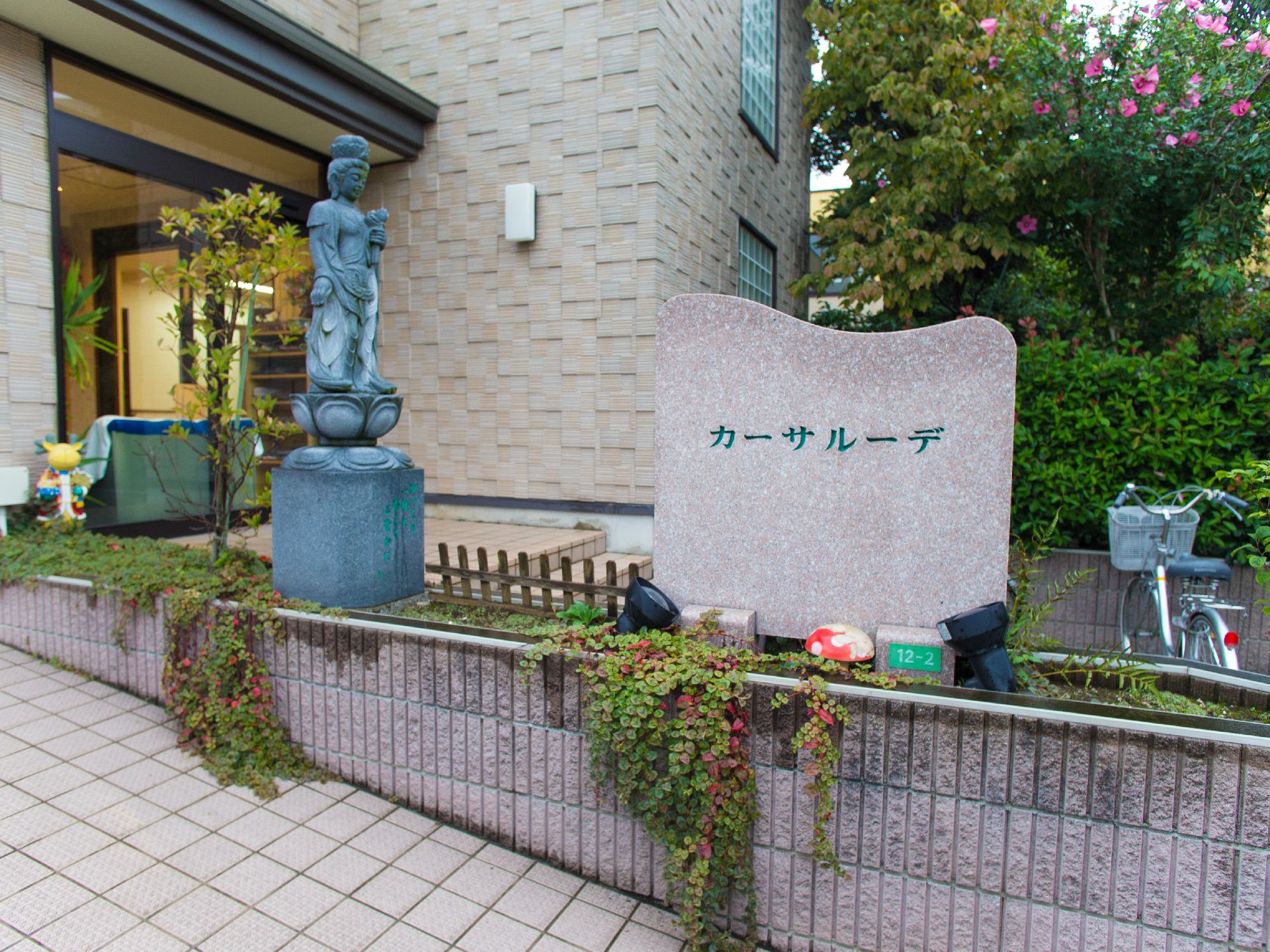 玄関に続くスロープは、緩やかな勾配になっている。手すりがついているので昇降しやすい。建物は煉瓦風になっている。