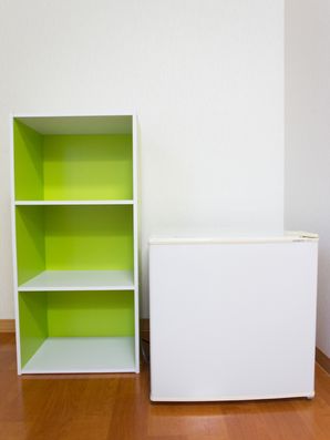 カラーボックスと冷蔵庫