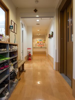 下駄箱からの廊下