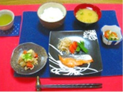 ひだまりの家の食事。味、栄養、彩り、どれをとっても満足していただけるようなお食事をご用意しております。