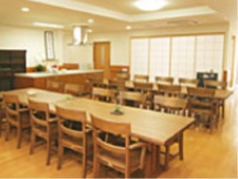 ひだまりの家の食堂。明るくきれいで、通路が広いので車いすでのご利用も大変便利です。