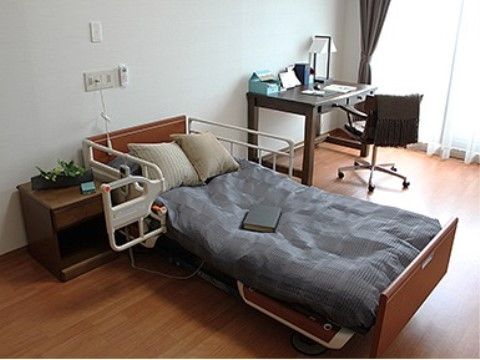 「日生オアシス朝霞」居室しっかりした手すりつきのベッドがございます。