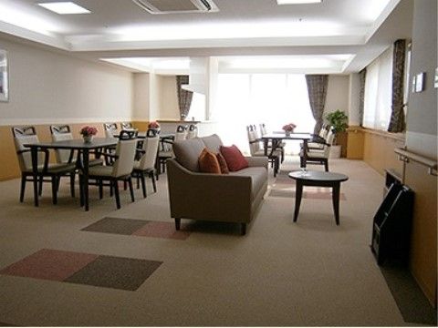 「日生オアシス朝霞」館内にはそふぁを完備したスペースの用意があります。