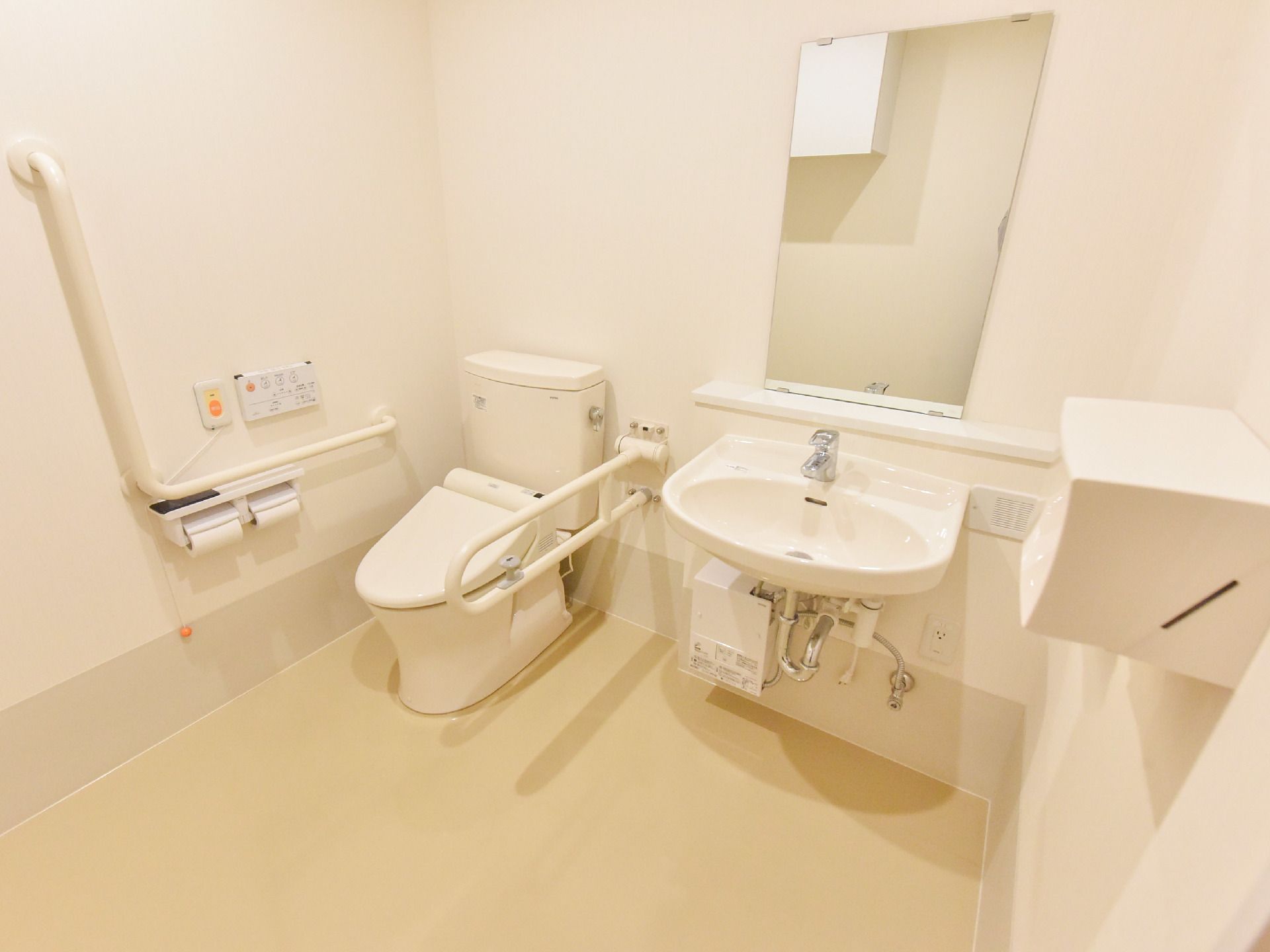 トイレと洗面台が設置されている。トイレ側には呼び出しボタンがあり、緊急時に利用できるようになっている。