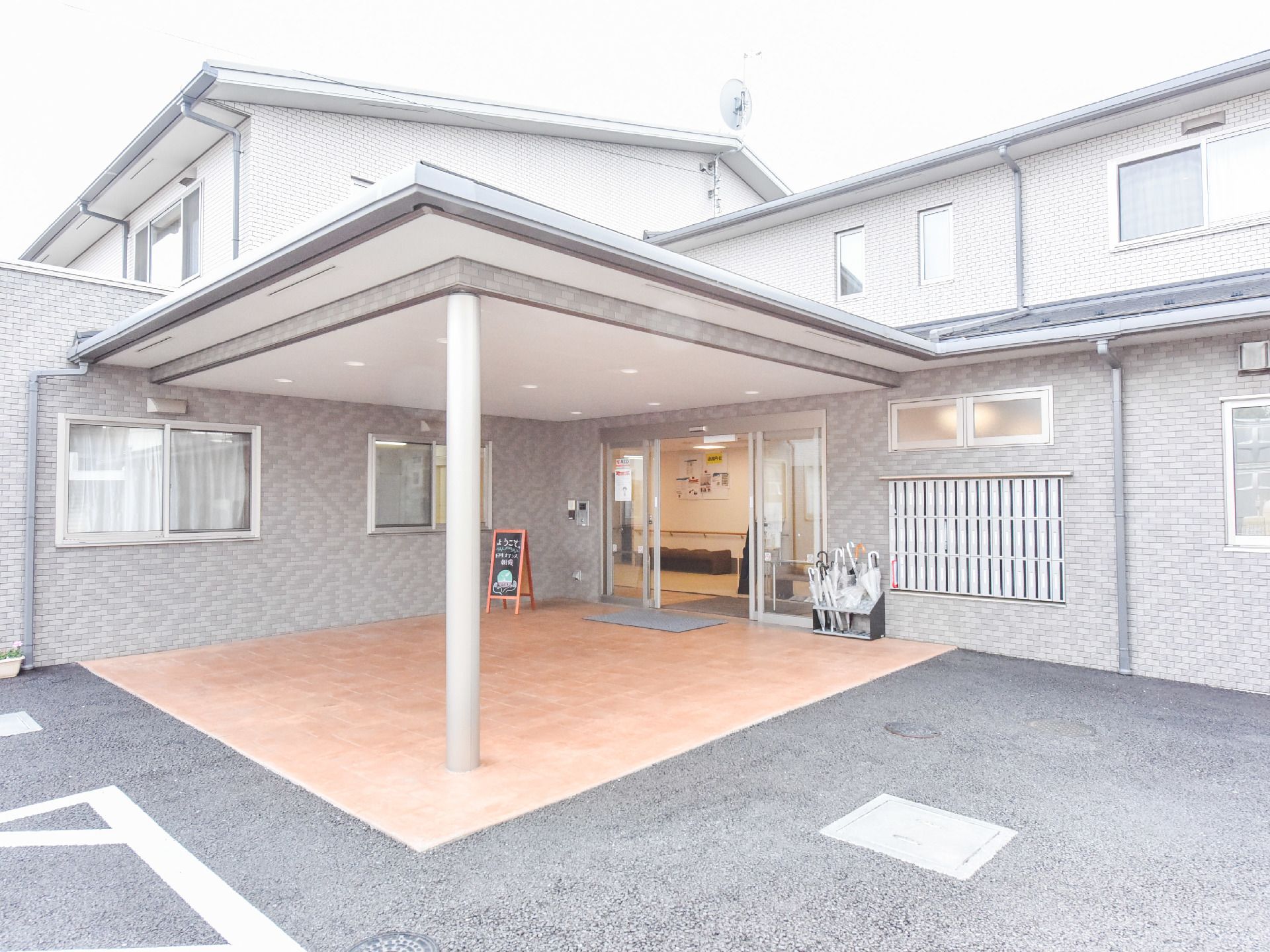 施設前には屋根が取り付けられていて、雨の日でも車を近くに停めて濡れないように、施設内に入ることができる。