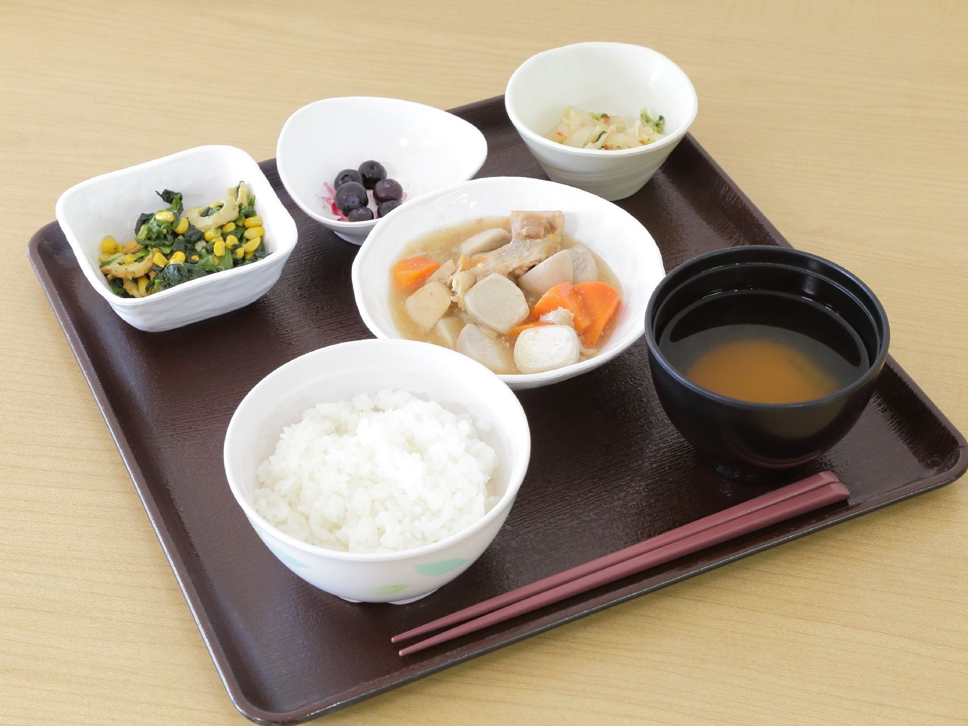 食べやすいサイズにカットされ、小分けにして提供される彩り豊かな食事
