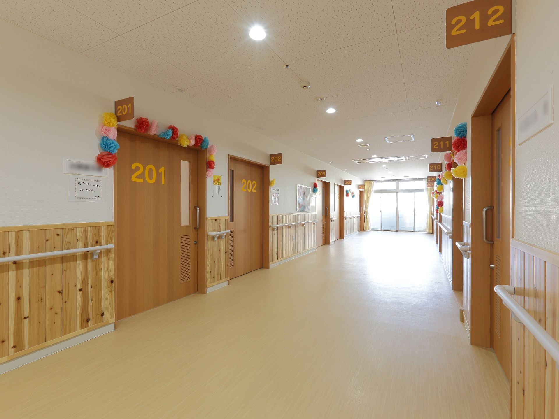 幅の広く見通しの良い共用廊下になっている。車椅子使用者同士の離合の際にもぶつかることがなく安全性が高い。