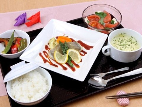入居者の食事例。この日は、主菜が魚料理で、ごはん、煮物、サラダ、スープと栄養バランスが優れており、見た目も本格的な盛り付けである。