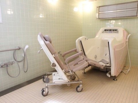 介護介護浴室には、座ったままで入浴ができる介護入浴機器のチェアーインバスが設置されている。介護度が高くとも安全な入浴ができる。