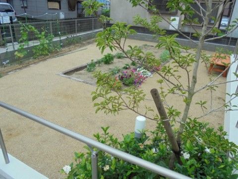 庭では草花を植え、入居者様にご覧いただけるようベンチを配備している。季節折々の表情をお楽しみいただける。