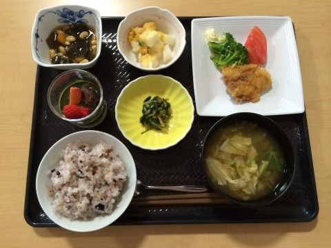 豆の煮物と赤飯と味噌汁のセット
