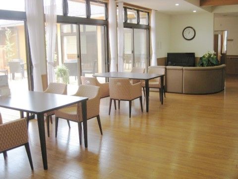 4人掛けのテーブルが複数設置された談話ルーム