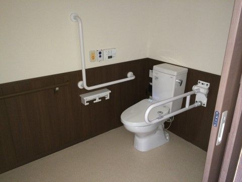 Ｌ字型手すりと可動式手すりが設置されたトイレ