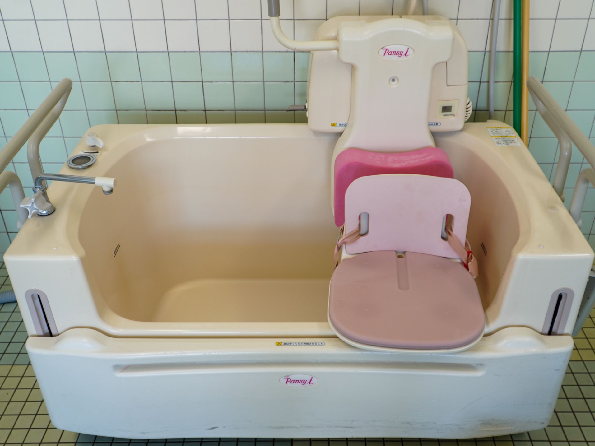 手すりの設置されている浴室