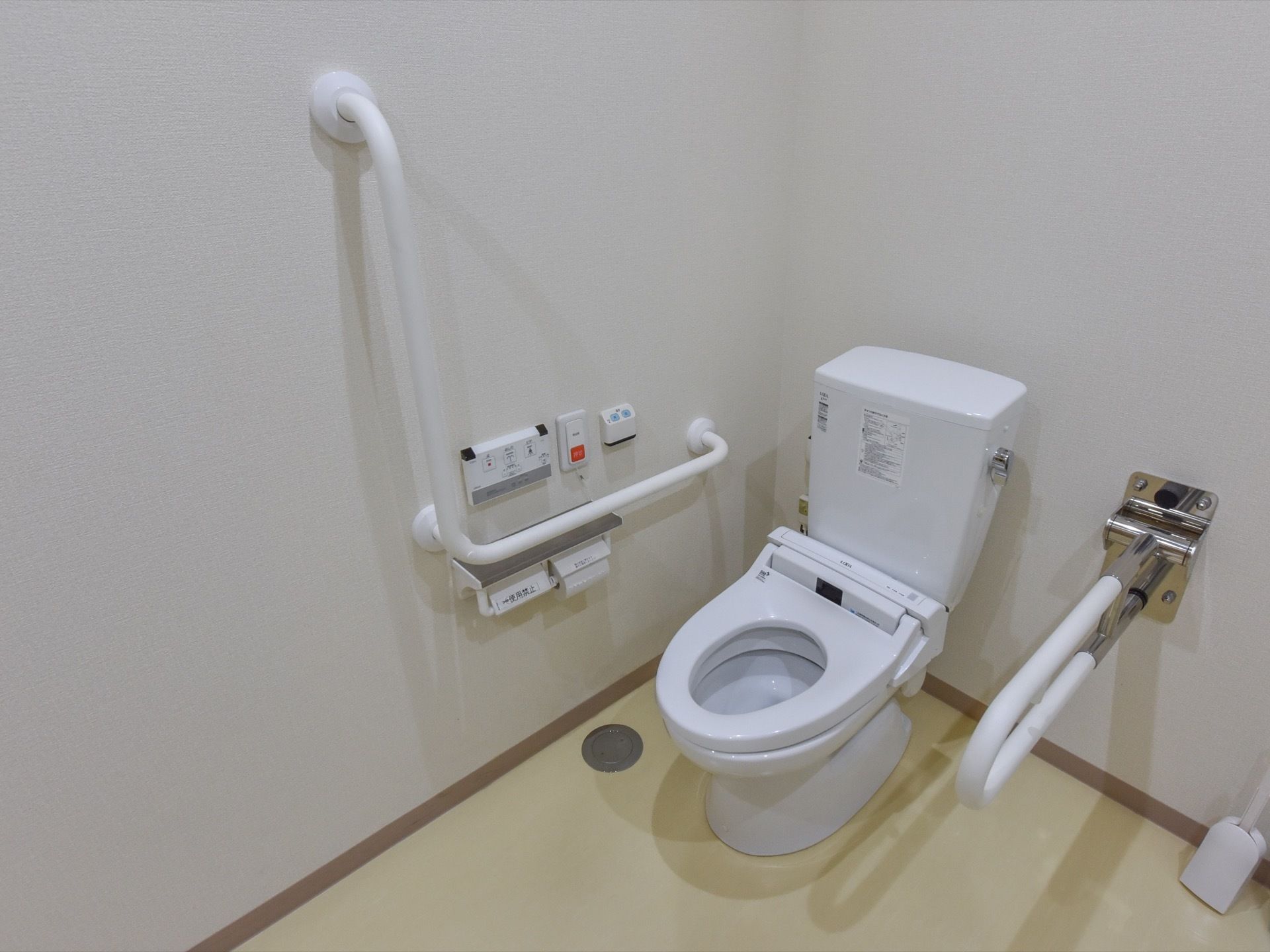 トイレの両側に手すりが設置されている。片側は可動する。ナースコールも完備されている。トイレ内のスペースは広い。