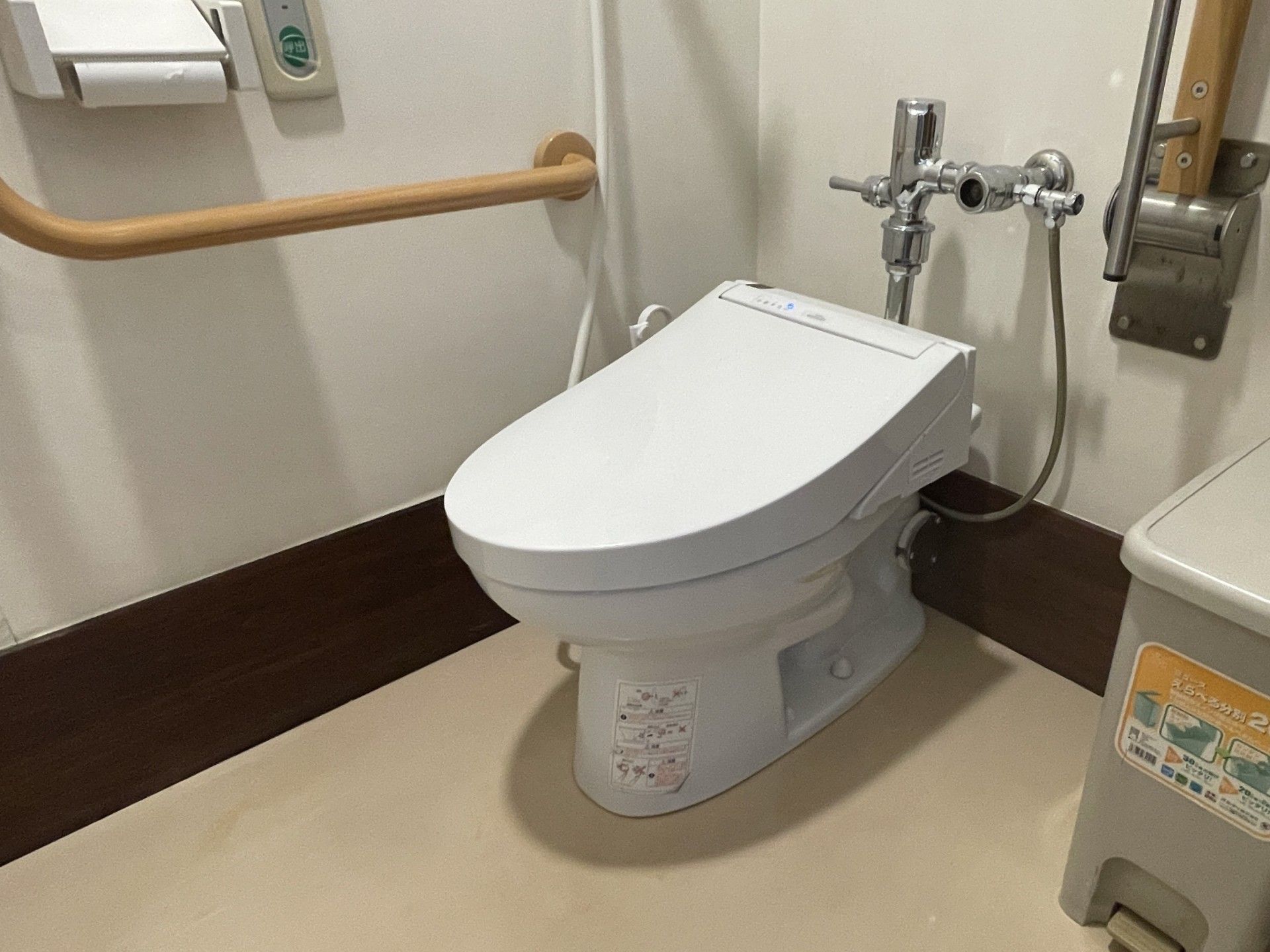 手すり付きのトイレ