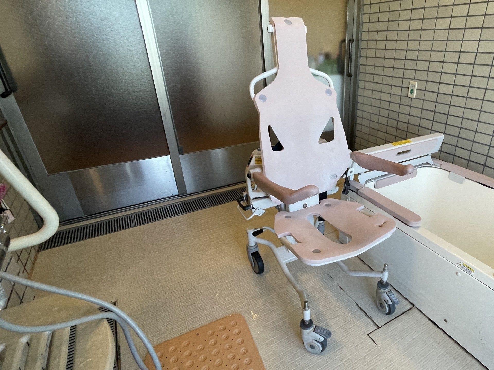 入浴用の椅子と浴槽