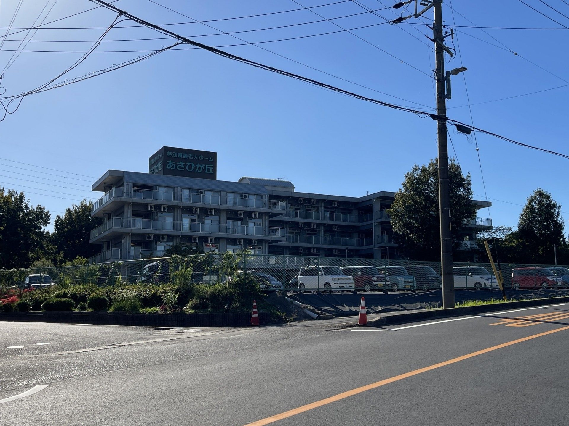 緑に囲まれた建物外観