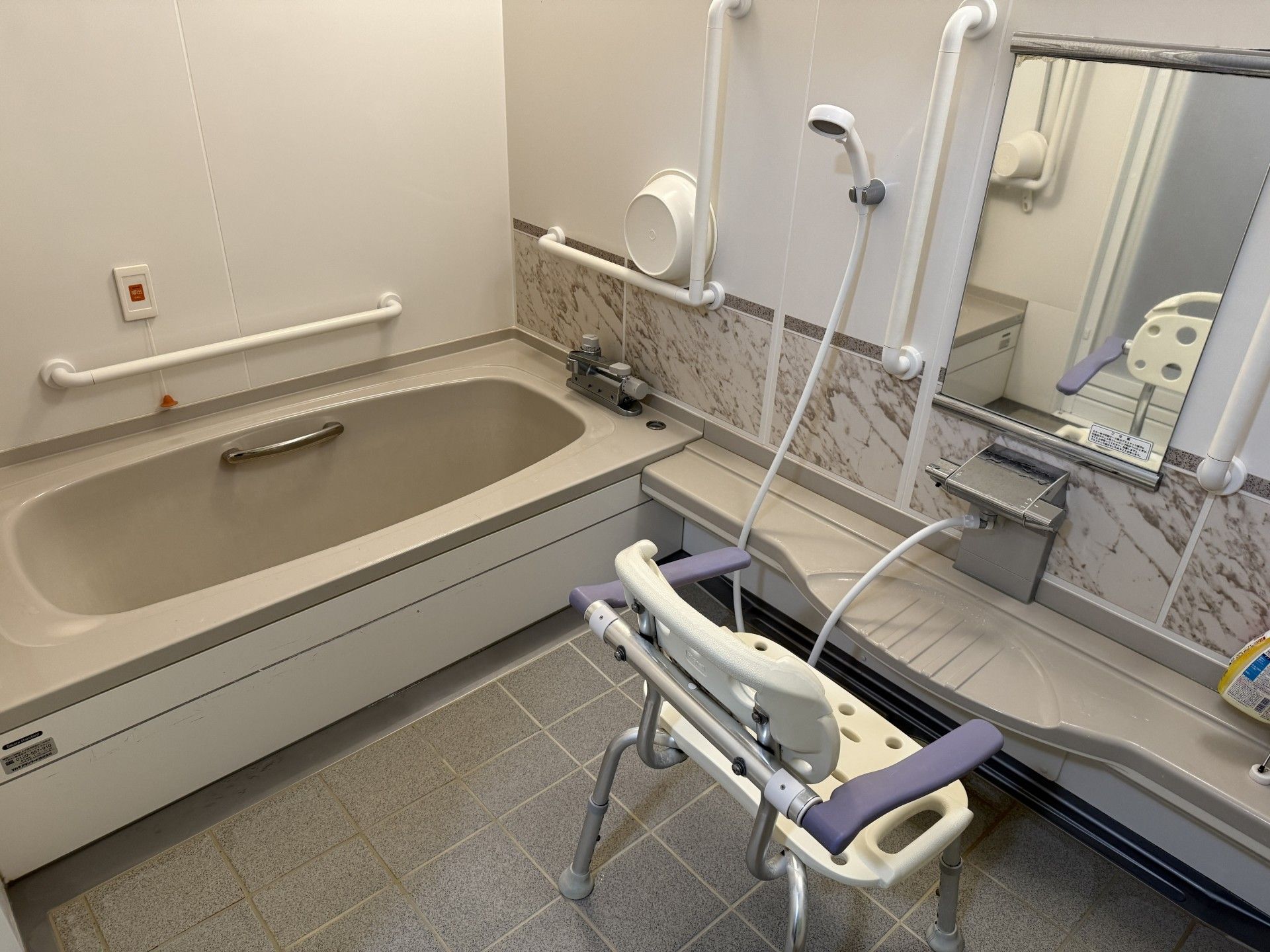 手すり付きの浴室