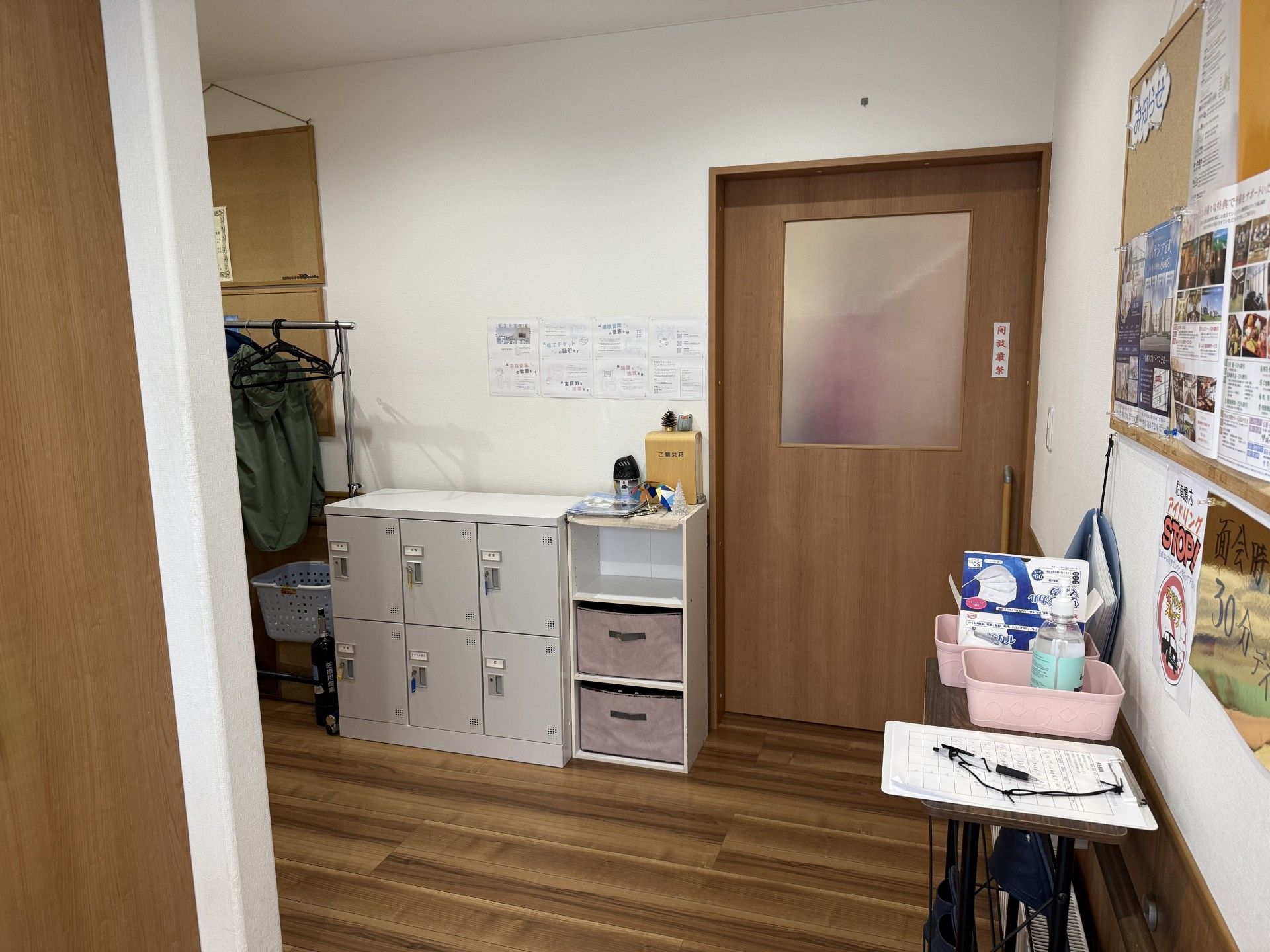 整理されたロッカーと掲示板