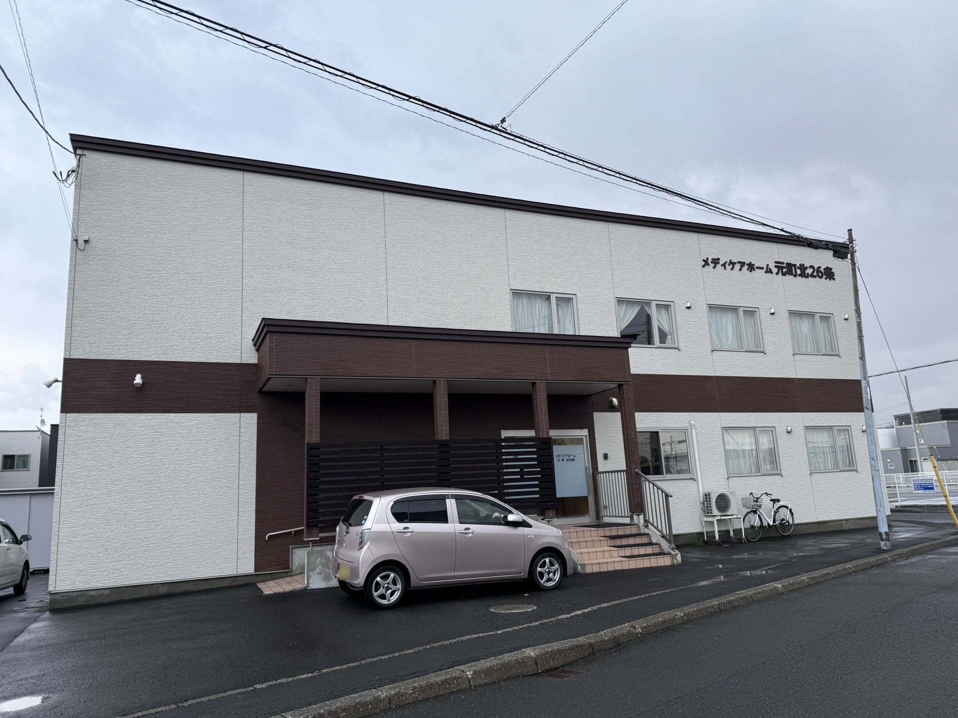 落ち着いた外観の建物