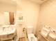 介護施設の明るいトイレ空間