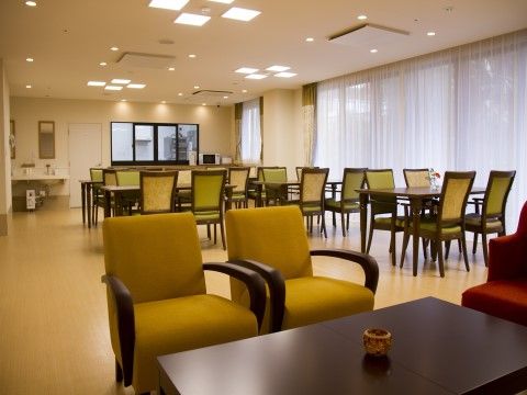 大きな窓が設置され、明るく開放感がある、落ち着いた印象のダイニング