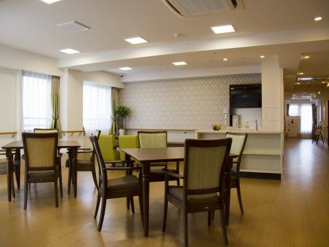 「リアンレーヴ小平弐番館」のリビング。正方形のテーブルに、4人で腰掛けができる。