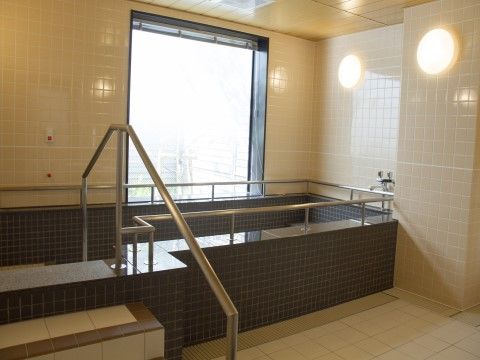「リアンレーヴ小平弐番館」の浴室。しっかりと入浴ができるよう、肩まで浸かれる広い湯船になっている。