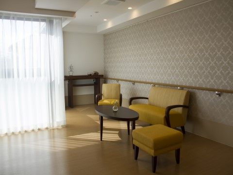 「リアンレーヴ小平弐番館」の談話スペース。日当たりがよく、和気藹々と歓談ができる。