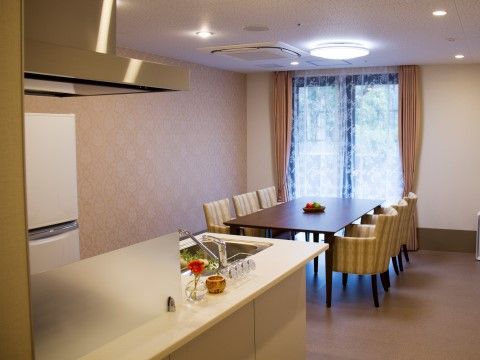 「リアンレーヴ小平弐番館」のキッチンラウンジ。家族様に料理の披露を行える。