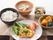食事の一例である。ご飯と汁物のほかに、漬物や肉などの栄養バランスの考えられたメニューが毎日三食提供されている。