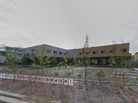 モダンな２階建ての建物である。敷地内は広々としたバリアフリー仕様なので、車椅子をご利用の方でも安心して移動していただける。