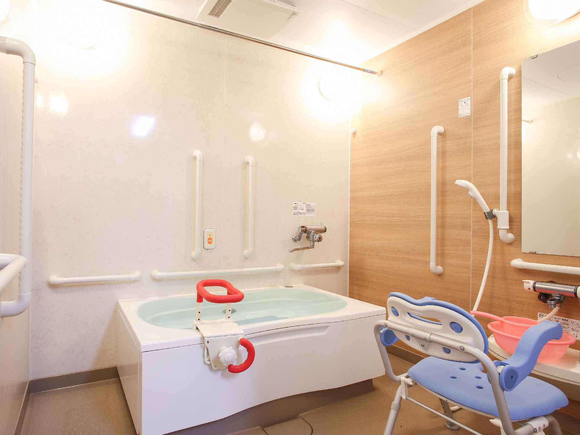 浴槽に手すりが付けられていて、入浴しやすい。入浴介助用品やシャワーが設置されている。フラットな床なので安全である。